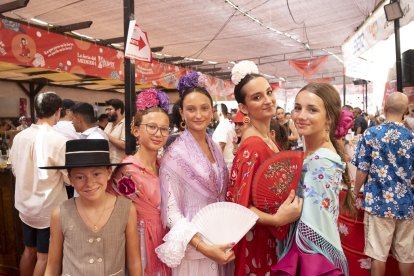 Las guapísimas Sofía, Claudia, María, Ángela y Jimena, todas de Almería, vistieron con sus bonitos trajes de flamenca en la Feria del Mediodía con unos alegres colores.