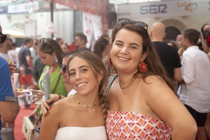 La sevillana Natalia Hurtado y la almeriense Lucía Blázquez disfrutaron de su primer y último día de Feria en la barra de Kuver y Natalia aseguró lo mucho que le estaba gustando nuestras fiestas en honor a la Virgen del Mar.