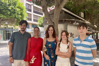 David, Elena, Eva, Alicia y Rubén, de la familia Sánchez, durante su tradicional paseo del último día de feria.