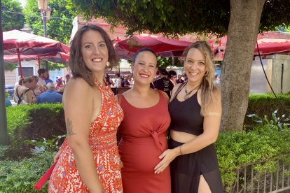 Elena, Victoria y Celia, amigas y familia de Alquife, Granada, en el ambigú de la Plaza Virgen del Mar.