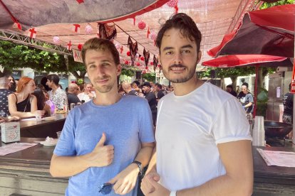 Miguel y Fran, amigos que se conocen desde el colegio, esperando su bebida y tapa en el ambigú del Chiringuito Lomigaz.