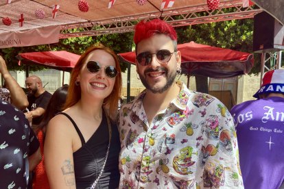 Alba y Adri, una pareja desde hace 9 años de Almería y León, antes de disfrutar las últimas tapas de la feria.