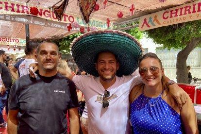 César, Ana y Juan, procedentes de Pechina, posan con un sombrero 