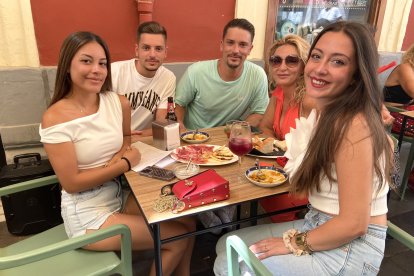 La familia López (madre e hijos) disfrutan de una comida en la terraza de Entrefinos.