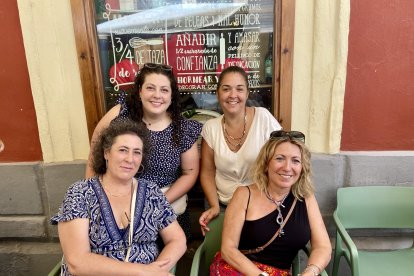 Sara, Encarni, Lorena y María Mercedes, las primas de Tabernas, en la terraza del Entrefinos.