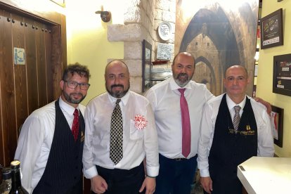 Parte del personal de la Taberna Entrefinos.