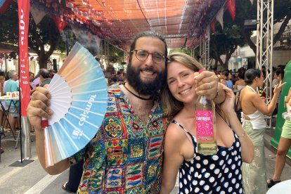 Miguel Díaz y Eva Amate, un gijonés enamorado de Almería junto a su familiar almeriense, en el ambigú de la Hermandad de la Estrella.