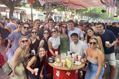 Amigos de Aguadulce de toda la vida que quedan todos los años para disfrutar de la Feria de Almería.