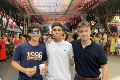 Daniel, Paco y Said, amigos de Retamar y Almería, en el ambigú de la Estrella.