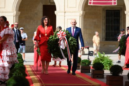 La alcaldesa, María del Mar Vázquez, con el orador de Los Coloraos de 2024, Jesús Vigorra.