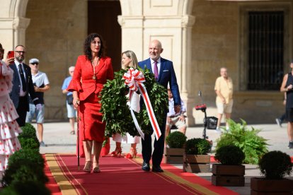 La alcaldesa, María del Mar Vázquez, con el orador de Los Coloraos de 2024, Jesús Vigorra.