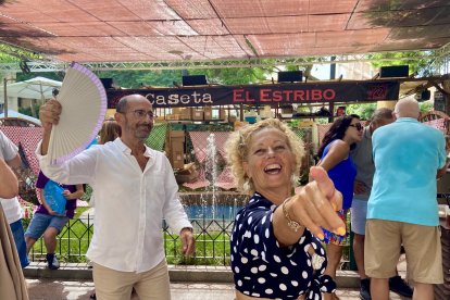 Pilar Fernández baila feliz junto a Andrés en la caseta de El Estribo.