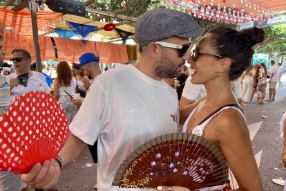 Alejandro y Belén, pareja desde hace tres años de Murcia, disfrutan de su amor en la Feria del Mediodía.