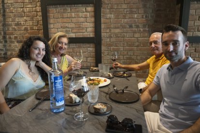 Mar, Lola, Ramón y Miguel.