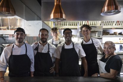 Vera, José María Jiménez, Aitor Rodríguez, Dared, Mariano Gómez y Amparo, equipo de cocina de Alquímico.