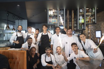 El equipazo de camareros y cocineros del restaurante Alquímico.