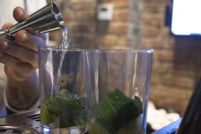 Preparación de los mejores mojitos en Alquímico.