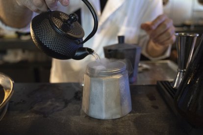 Preparación de uno de los cafés exclusivos de Alquímico.