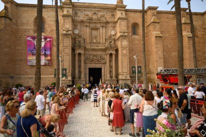 Colas en la ofrenda floral a la Virgen del Mar.