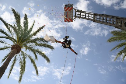 Tradicional descenso de los Bomberos de Almería con el ramo para la Virgen del Mar.
