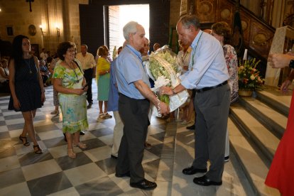 La filial de la Virgen del Mar de Madrid hace entrega de su ramo de nardos.