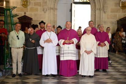 El obispo, el prior de los dominicos y el Cabildo Catedralicio, en la ofrenda floral a la patrona de Almería.