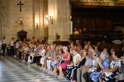 Almerienses en el interior de la Catedral durante la ofrenda floral a la Virgen del Mar.