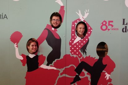Elena, Giuliano y Karolina, disfrutando una noche más de la Feria en el photocall de LA VOZ, Siente La Plaza, Cruzcampo y Ayuntamiento de Almería.