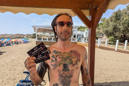 Vidal, con la entrada para disfrutar de Karting Garucha.