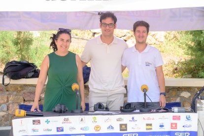La edil de Cultura, Juana Haro, con uno de los productores del documental antuso, Luis Soler y el presentador Guillermo Mirón. Foto: Amador Martín