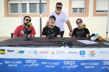 El presentador de ‘La SER en la playa’, Alfredo Casas, junto a Francisco López, José Antonio Gázquez y Erika Pollinger.