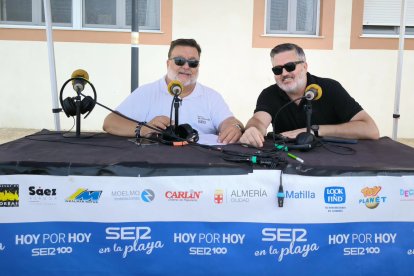 Alfredo Casas junto a un pintor almeriense, Manu Muñoz, momentos previos a la entrevista de la SER.