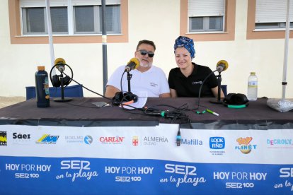 Alfredo Casas posando en el set junto a Cristina Sánchez, presidenta de la Asociación de Comerciantes de Cabo de Gata.