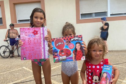 Emma, India y Mia, posando con algunos regalos gracias a Papelería Carlin y Toy Planet. 