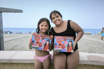 Pilar y María, primas sosteniendo felices sus regalos de parte de Papelería Carlin y Toy Planet. 