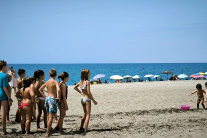 Animadores de Decroly Kids jugando a los juegos infantiles con los peques de la playa.