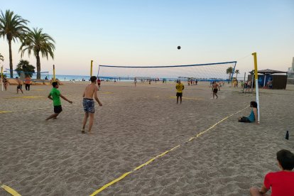 Un partido 2vs2 de vóley playa.