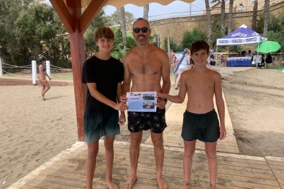 Borja, Mateo y Nicolás, con la entrada ganada para el Cine de Verano de Garrucha y Vera.