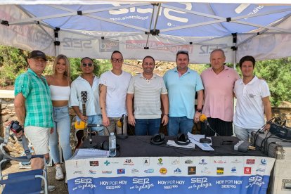 Equipo de SER Levante con autoridades cuevanas, entre ellos el alcalde Antonio Fernández y el resto de invitados al Hoy por Hoy en Cala Siret.