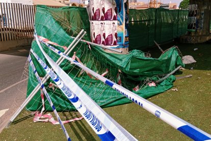 Así quedó la valla que cerca la rotonda.