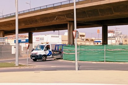 Una grúa acudió para retirar el vehículo.