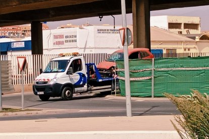 Una grúa acudió para retirar el vehículo, que quedó destrozado.