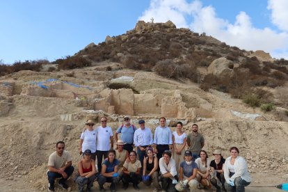 Fotografía de familia con investigadores, responsables de la campaña, autoridades municipales y el rector de la UGR.