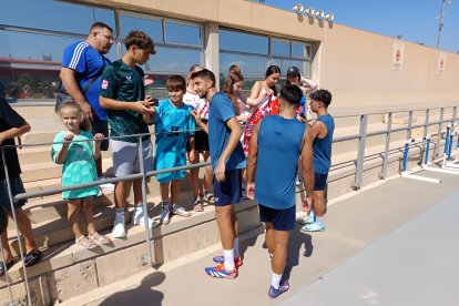 Édgar con los más pequeños tras el entrenamiento.