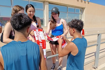Arnau y Melamed firmaron camisetas y bufandas.