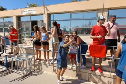 El entrenador atendiendo a todos los seguidores.