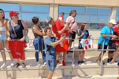 Foto para el recuerdo con el técnico que quiere conseguir otro ascenso.