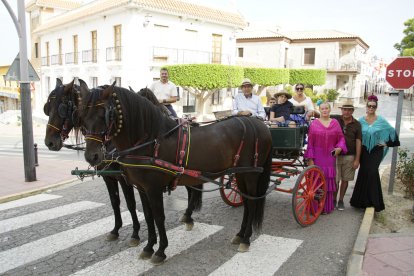 Estela madre e hija junto a un coche de Caballos.