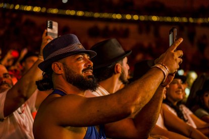 Asistentes al concierto sorprendidos del espectáculo.
