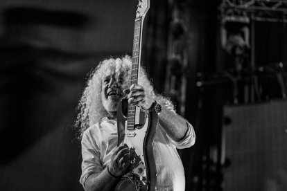 Guitarra, luces y mucho ambiente en la Plaza de Toros.
